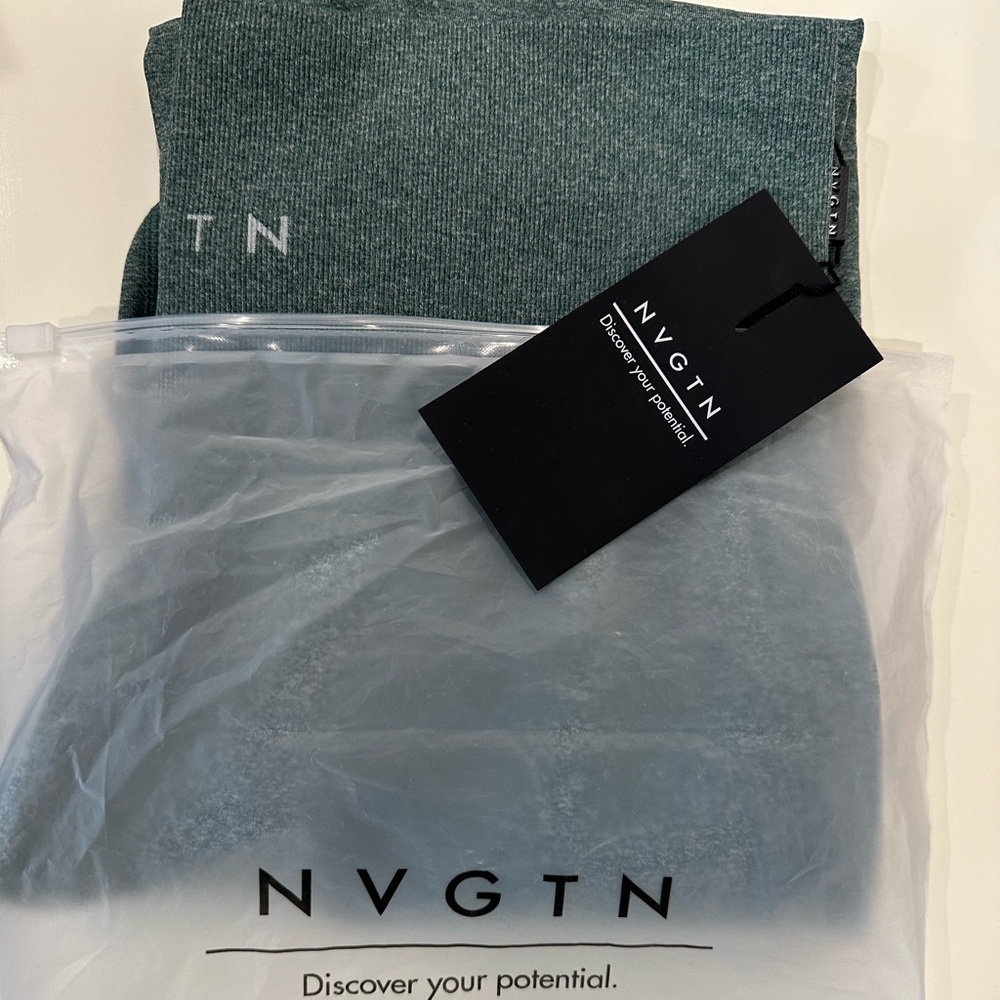 Seamless NVGTN contour seamless leggings, brand new. Size M.